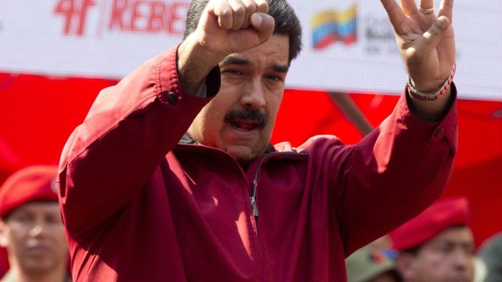 Venezuelas Präsident Nicoals Maduro bei einer Parade: Die Staatsfinanzen des Landes werden durch den tiefen Ölpreis arg strapaziert. (Archivbild)