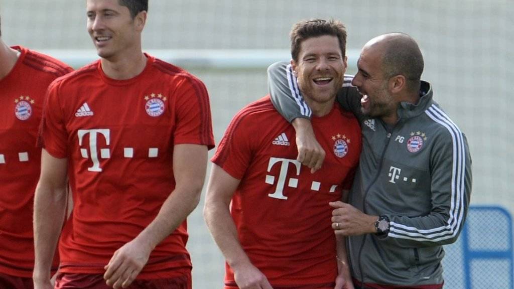 Gut aufgelegt: Pep Guardiola herzt im Bayern-Training seinen spanischen Landsmann Xabi Alonso