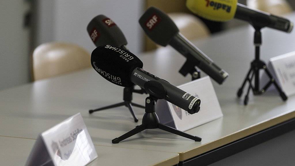 Mikrofone vor einer Medienkonferenz: Die Schweiz ist in Sachen Pressefreiheit in der Rangliste wieder gestiegen. (Symbolbild)