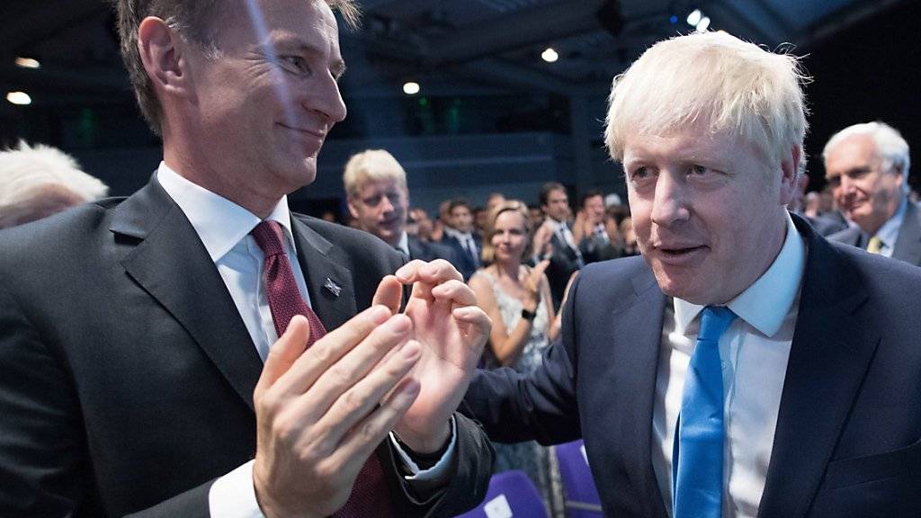 Hier applaudiert Aussenminister Jeremy Hunt (links) dem soeben zum neuen Premier gewählten Boris Johnson (rechts) noch. Als erste Amtshandlung als neuer Premier hat Johnson seinen Rivalen nun entlassen.