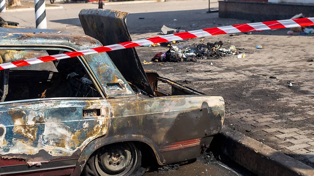 Ein zerstörtes Auto steht am Bahnhof von Kramatorsk. Bei einem Raketenangriff auf einen Bahnhof in der Ostukraine sind am 08.04.2022 Dutzende Menschen getötet worden, die vor Kämpfen fliehen wollten. 