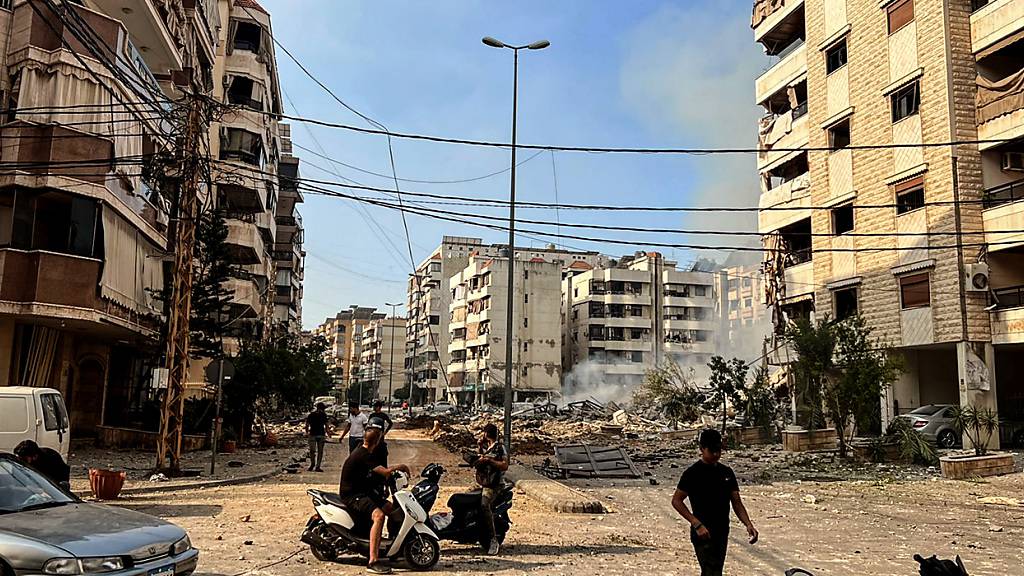 Pro-iranische Hisbollah-Kämpfer sichern das Gebiet, das israelische Kampfflugzeuge in einem südlichen Vorort von Beirut beschossen haben. Foto: Stringer/dpa