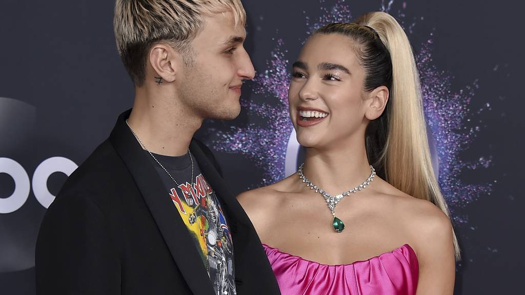 Model Anwar Hadid, links, und seine Freundin, Sängerin Dua Lipa, isolieren sich zwangsläufig in einer Airbnb-Unterkunft.