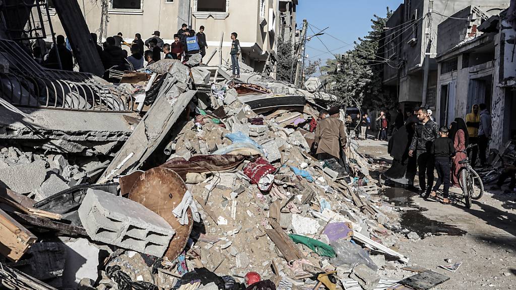 Menschen suchen nach einem israelischen Luftangriff in den Trümmern nach Überlebenden. Foto: Abed Rahim Khatib/dpa