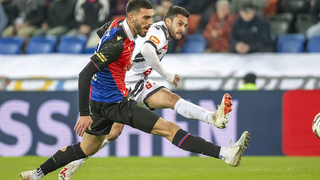 Muss mehrere Wochen pausieren: Basels Verteidiger Adrian Barisic (li.)