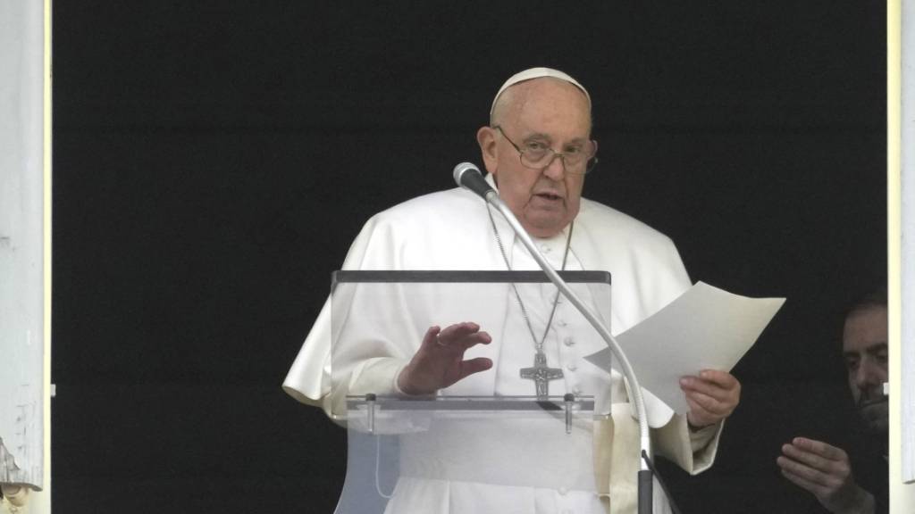 Papst Franziskus liest während des Angelus-Mittagsgebets aus seinem Fenster mit Blick auf den Petersplatz seine Botschaft vor. Foto: Alessandra Tarantino/AP/dpa