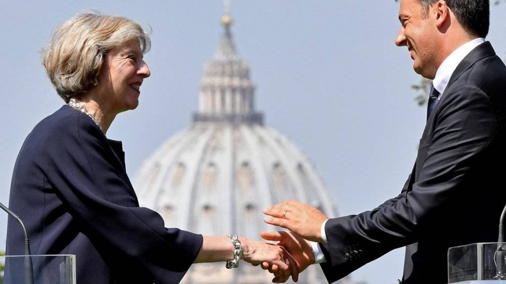 Der italienische Regierungschef Renzi (rechts) empfängt die britische Premierministerin May in Rom.