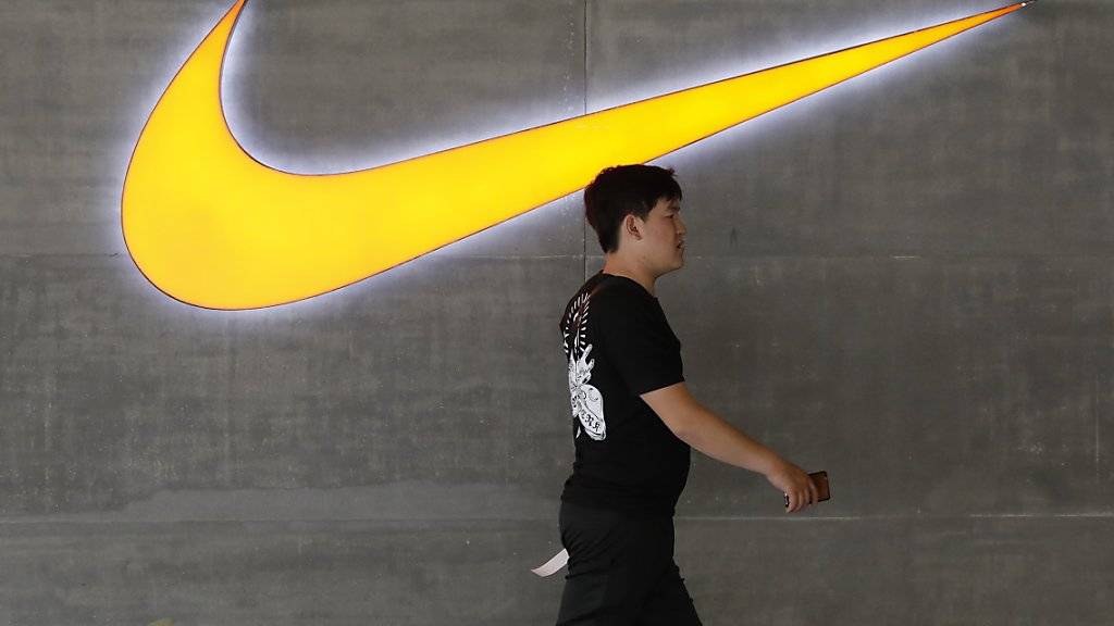 Der Nike-Konzern hat im abgelaufenen Geschäftsquartal zwar etwas mehr Umsatz verzeichnet - der Konzerngewinn ging dagegen markant zurück. (Archivbild)