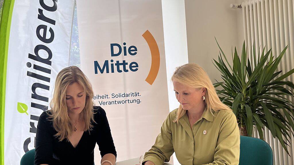 Die Kantonalpräsidentinnen von GLP und Mitte, Corina Gredig (links) und Nicole Barandun unterzeichnen die Listenverbindung der Parteien.