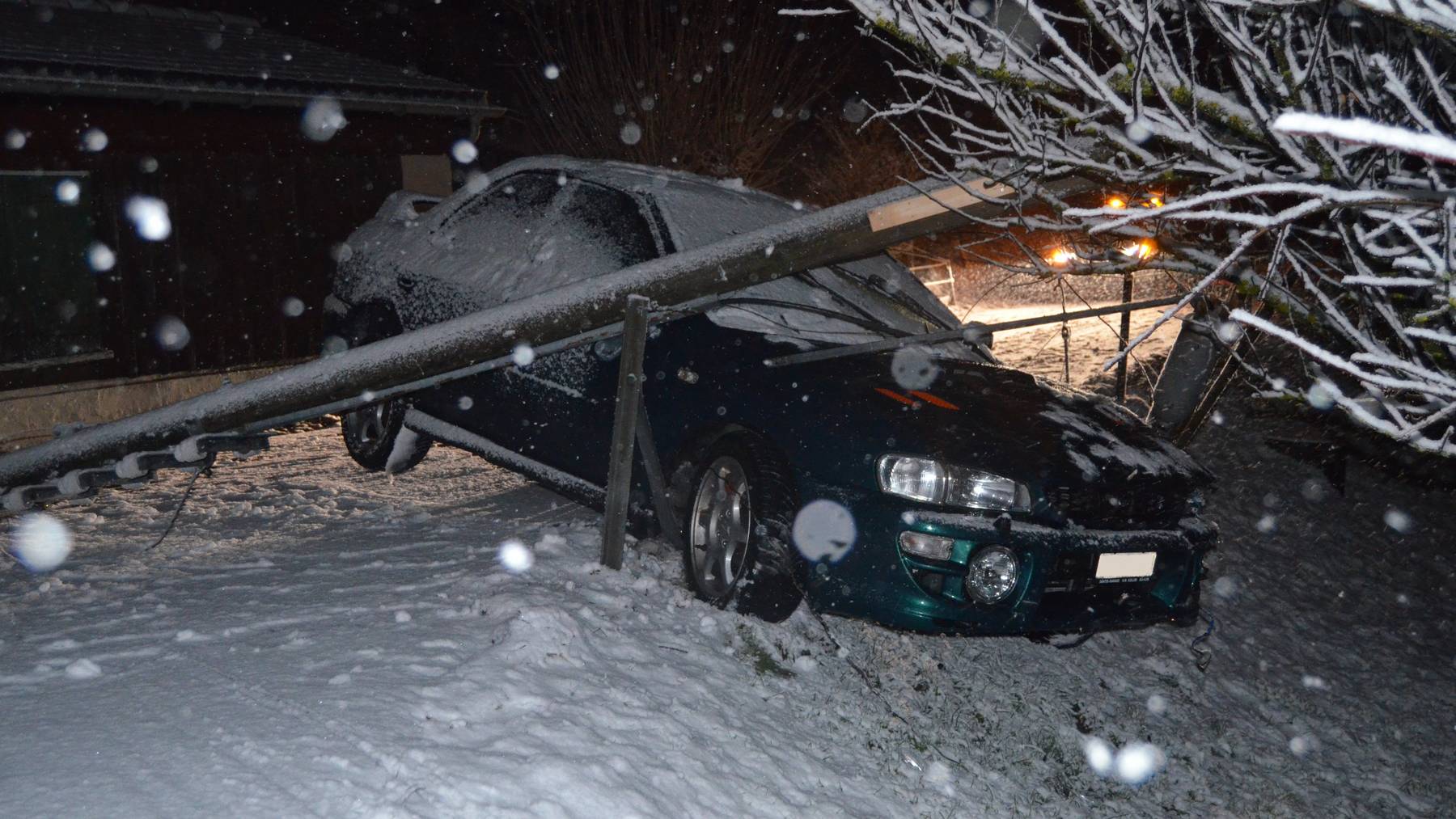 Mehrere Autofahrer verloren in der Samstagnacht wegen des starken Schneefalls die Kontrolle über ihr Fahrzeug, so auch dieser Autofahrer in Stein.