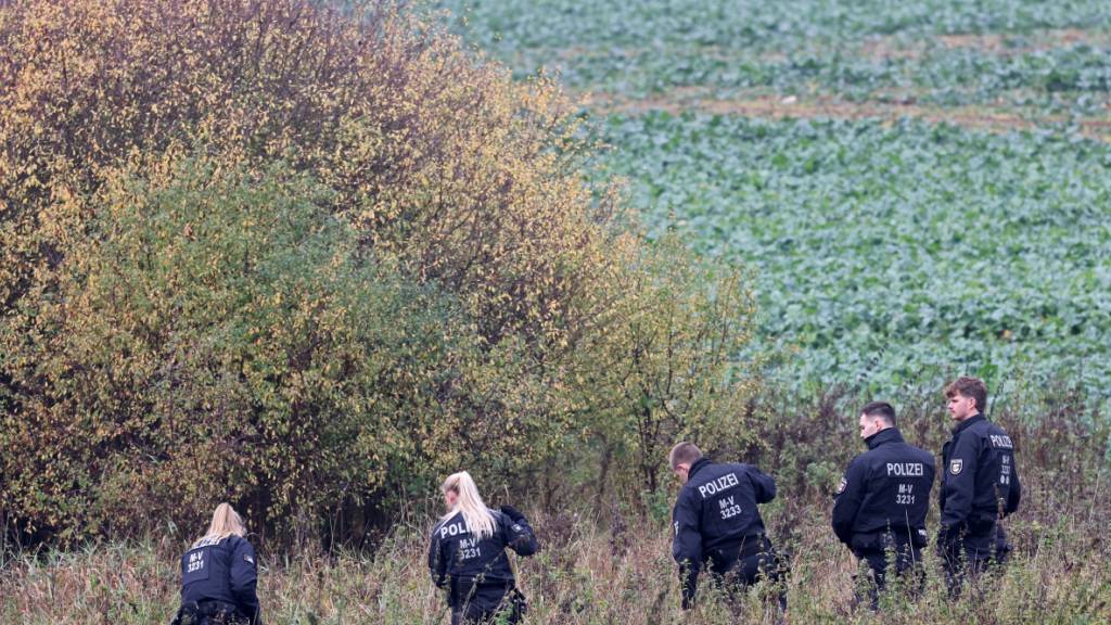 Polizisten durchkämmen das Areal im weiten Umkreis vom Fundort, wo eine Kinderleiche gefunden wurde. Eine DNA-Analyse soll Klarheit schaffen, ob es sich um den vermissten Fabian handelt. Schon unmittelbar nach der grausamen Entdeckung hatten die Behörden kaum noch Zweifel an der Identität des Toten. Foto: Bernd Wüstneck/dpa