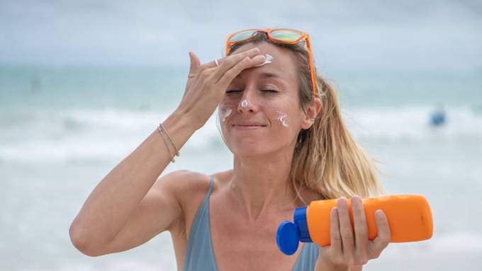 Wie viel Sonnencreme muss wirklich auf die Haut?