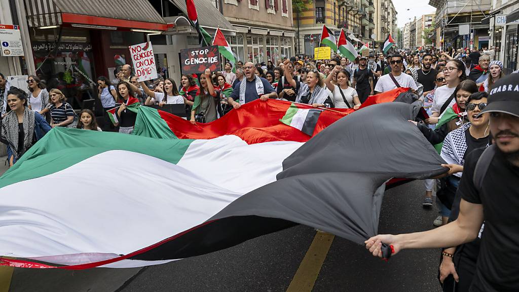 Mehr als 1500 Menschen forderten am Samstag in Genf ein «Ende des Völkermords» in Gaza. Das Massaker der palästinensischen Hamas an jüdischen Dorfbewohnern in Israel, das den aktuellen Krieg in Gaza ausgelöst hatte, war kein Thema.