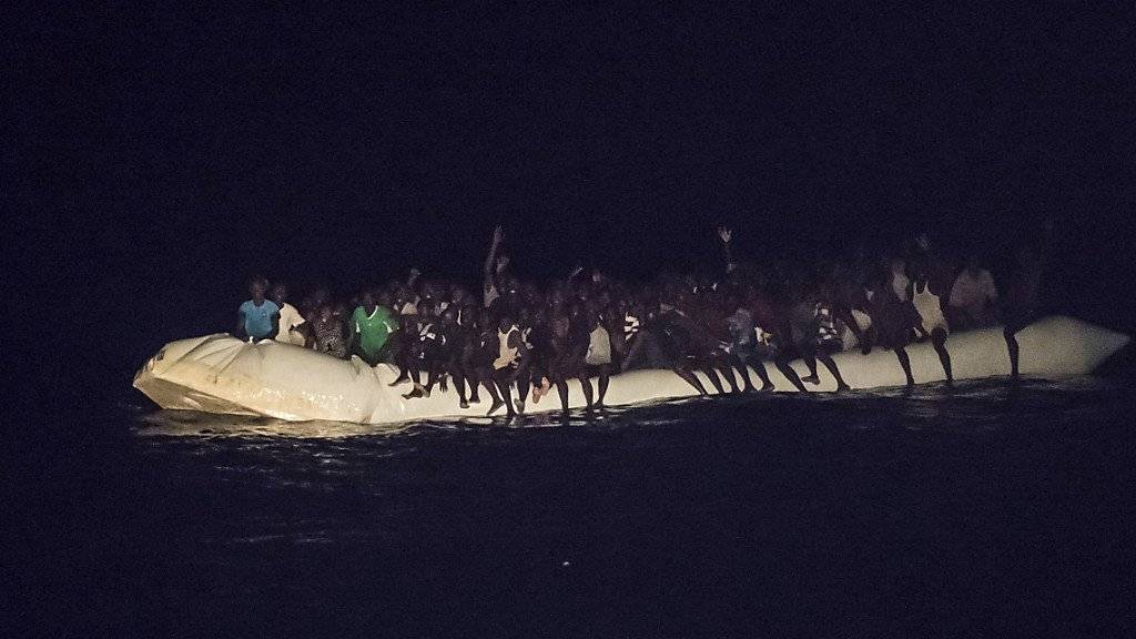 Unterkühlt im Flüchtlingsboot: 16 Tote aus dem Mittelmeer geborgen. (Archivbild)