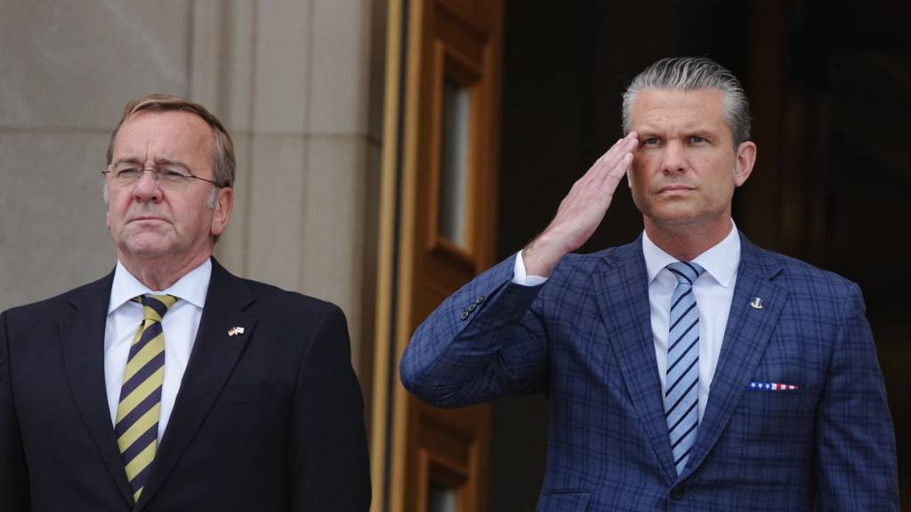 dpatopbilder - US-Verteidigungsminister Pete Hegseth (r) salutiert, als er Bundesverteidigungsminister Boris Pistorius (l, SPD) mit einem Ehrenspalier am Pentagon empfängt. Foto: Kay Nietfeld/dpa