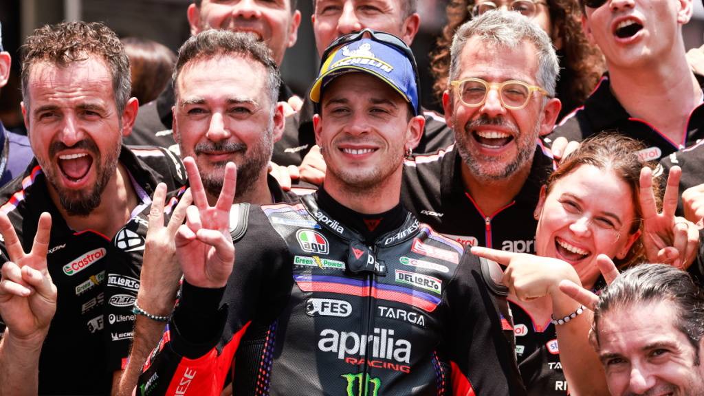 Marco Bezzecchi feiert mit seinem Team
