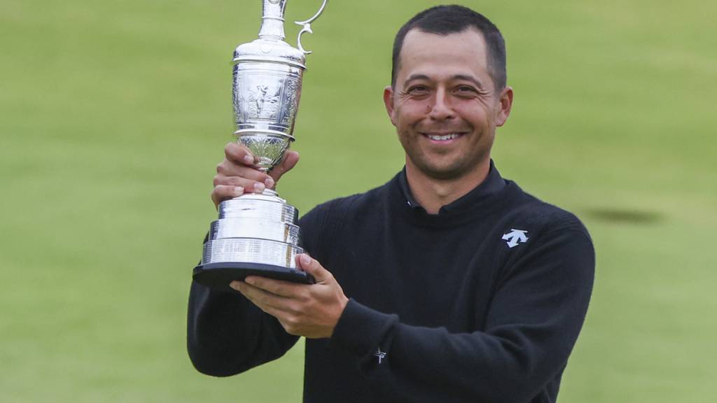 Xander Schauffele posiert mit der silbernen Sieger-Kanne