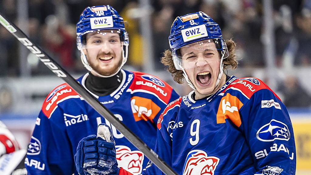 Vinzenz Rohrer (rechts) jubelt mit Dean Kukan. Den ZSC Lions fehlt bloss noch ein Sieg zum zehnten Titel der Klubgeschichte