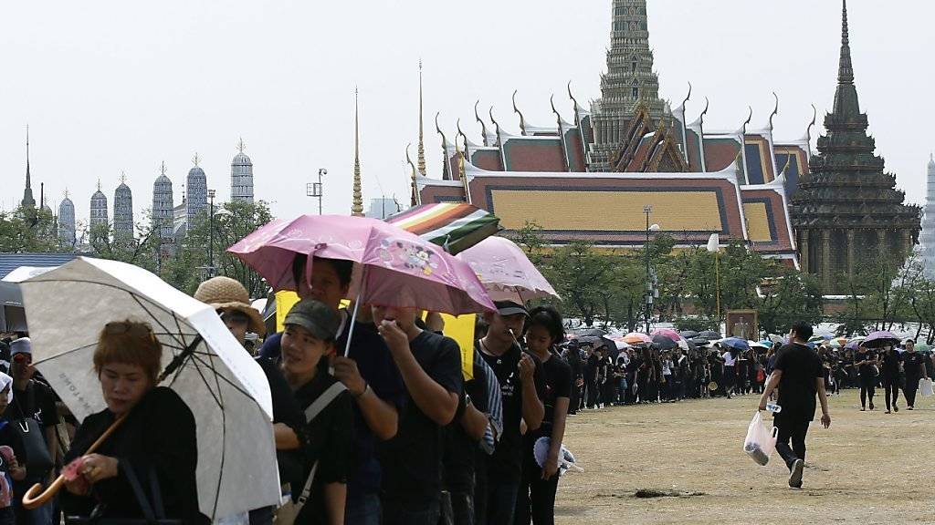 Hunderte Thais stehen an, um sich in das Kondolenzbuch für ihren verstorbenen König Bhumibol einzutragen. (Archiv)