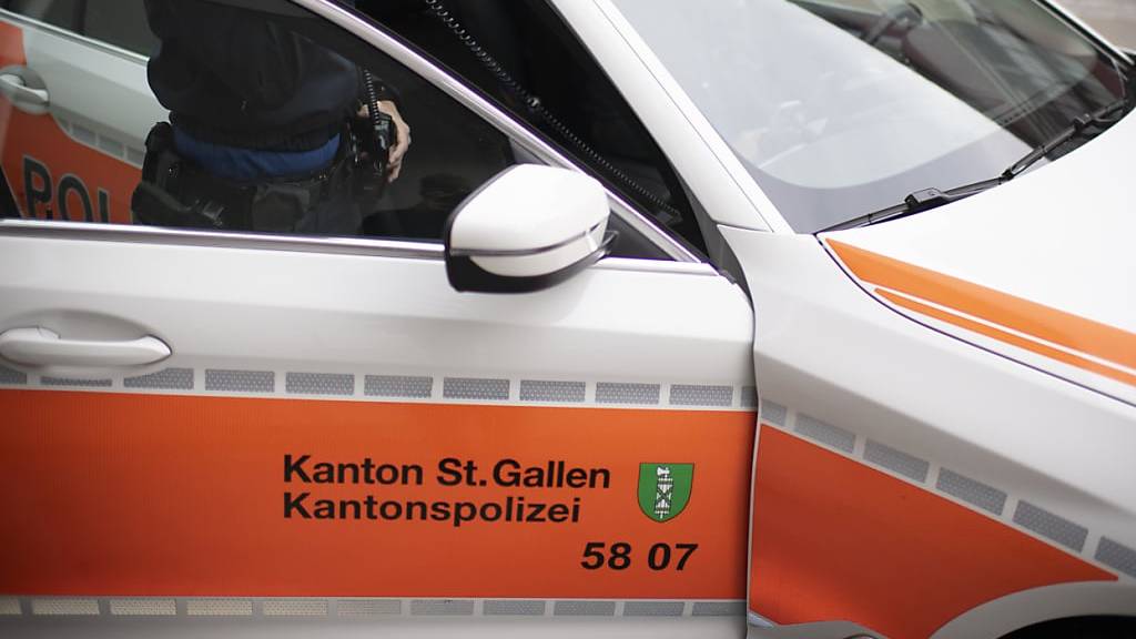 Eine 70-jährige Frau erlitt bei einem Verkehrsunfall in Muolen SG unbestimmte Verletzungen. Wie die St. Galler Kantonspolizei mitteilte, ereignete sich der Unfall auf dem Vorplatz eines Einfamilienhauses. (Symbolbild)