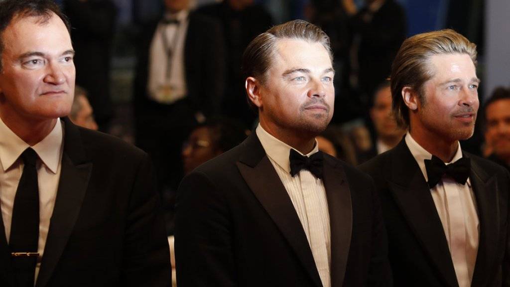 Regisseur Quentin Tarantino und die Schauspieler Leonardo DiCaprio sowie Brad Pitt (von links) stehen für «Once Upon A Time... In Hollywood». Der Film stürmte bereits am ersten Wochenende nach dem Start in der Schweiz die Kinocharts. (Archivbild)