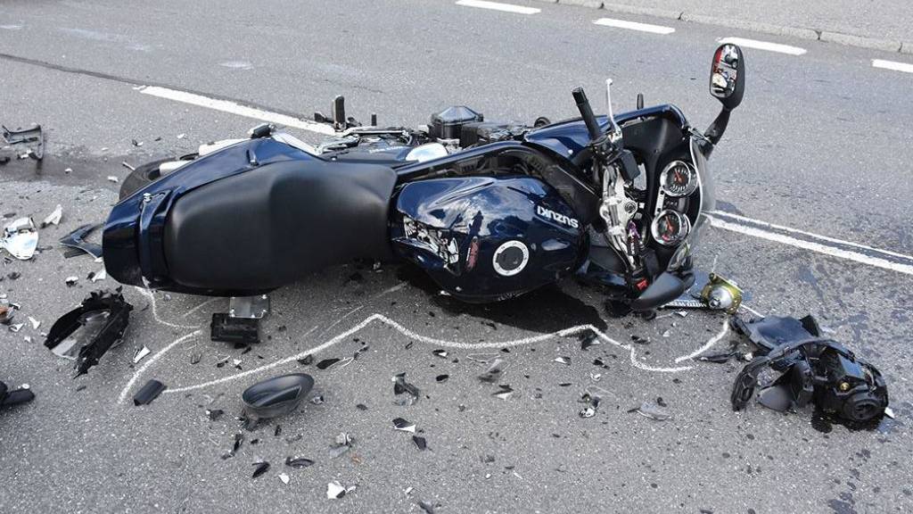 Das zerstörte Motorrad von Remo aus Malters nach seinem Unfall in Bürglen.
