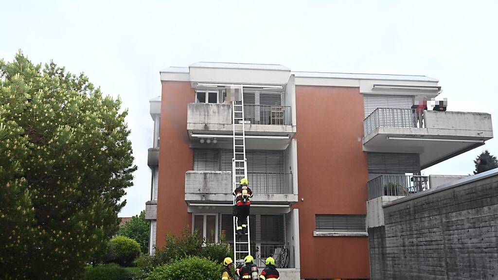 Wegen des dichten Rauchs im Treppenhaus des Sechsfamilienhauses in Sargans musste die Feuerwehr die Bewohner von Balkonen und vom Dach retten.