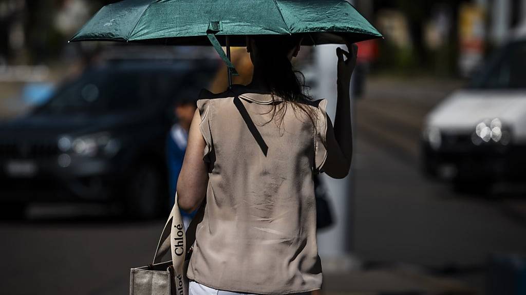 Ein Regenschirm genügt nicht: Die Grünen fordern Geld aus dem Nationalstrassenfonds, um die Menschen vor den Auswirkungen von Hitze und dem Klimawandel zu schützen. (Themenbild)