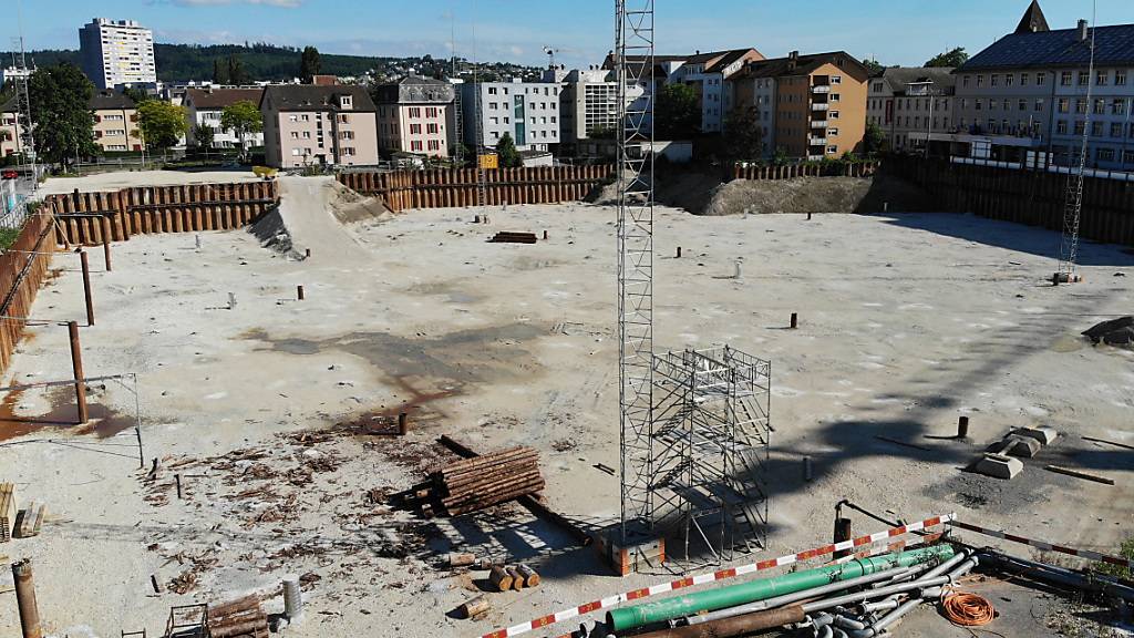 Auf dem Gelände des geplanten Campus der Fachhochschule in Biel dürfte noch einige Zeit ein Loch klaffen. Das Projekt ist in Verzug geraten.