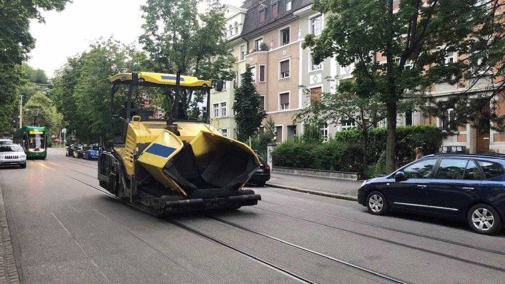 In Basel ist am Montagabend laut der zuständigen Polizei eine Asphaltiermaschine entwendet worden.