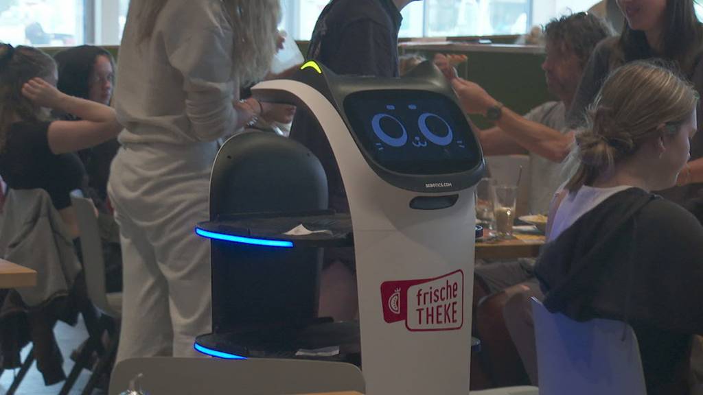 «En Guete!» Robo-Kellnerin bedient Autofahrer