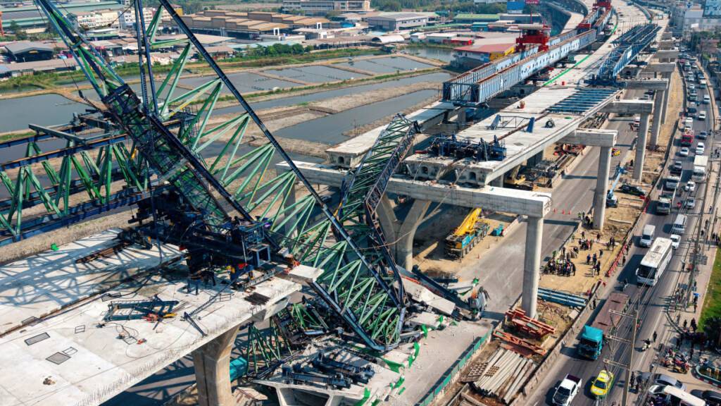 Nach Zugunglück: Kran stürzt auf Schnellstrasse bei Bangkok