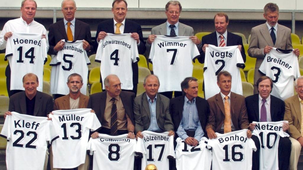 Bernd Hölzenbein (untere Reihe, 4. von links), der 1974 Teil des deutschen Weltmeisterteams ist, stirbt im Alter von 78 Jahren