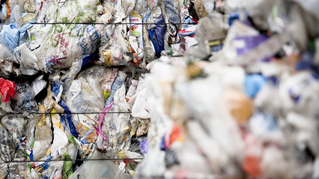 Tonnenweise Plastikabfall: Aus Flaschen, Verpackungen und Folien entstehen in einem zweiten Leben Plastikrohre.