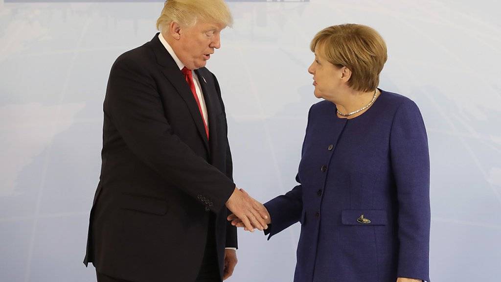 Doch noch ein Handshake: US-Präsident Donald Trump gibt der deutschen Kanzlerin Angela Merkel in Hamburg die ihr noch im Weissen Haus in Washington verweigerte Hand.