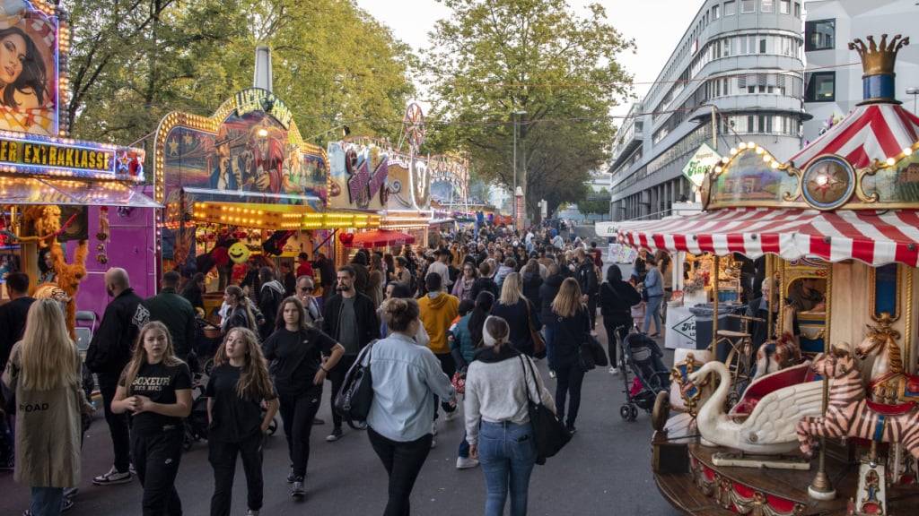 Fahrgeschäfte und Marktstände ziehen an der traditionellen Luzerner «Määs» Jahr für Jahr Hunderttausende Besucherinnen und Besucher an. (Archivaufnahme)