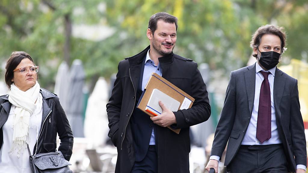 Pierre Maudet und seine Verteidiger Yaël Hayat (l.)  und Grégoire Mangeat auf dem Weg ins Genfer Berufungsgericht.