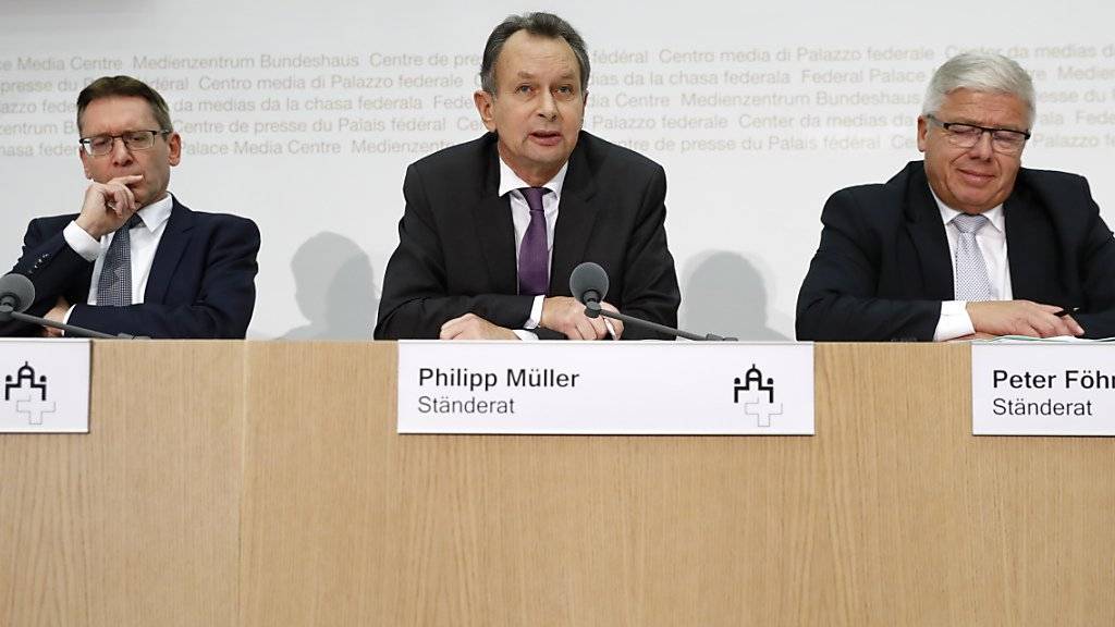 Bei der Umsetzung der Masseneinwanderungsinitiative geht die Ständeratskommission weiter als der Nationalrat. Durchgesetzt hat sich das Konzept des Aargauer FDP-Vertreters Philipp Müller (Mitte).