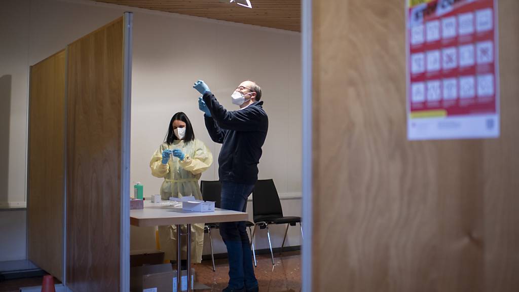 Im regionalen Impfzentrum gegen das Coronavirus in Davos werden Impfdosen gegen das Corona-Virus vorbereitet. (Archivbild)