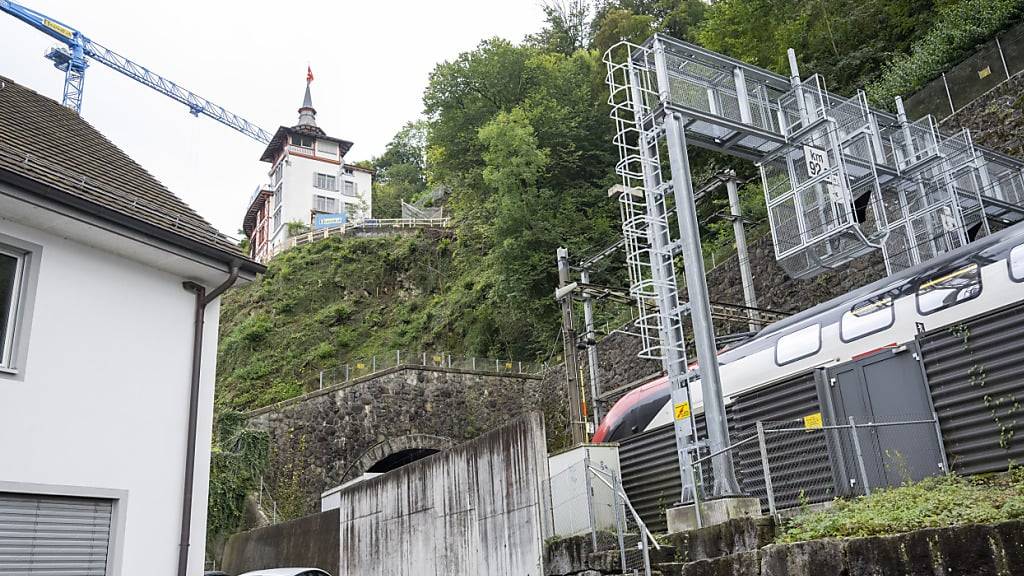 Der lockere Fels beim Schlössli Schönegg bedroht Häuser im Bruchquartier und die Bahnlinie. (Archivaufnahme)