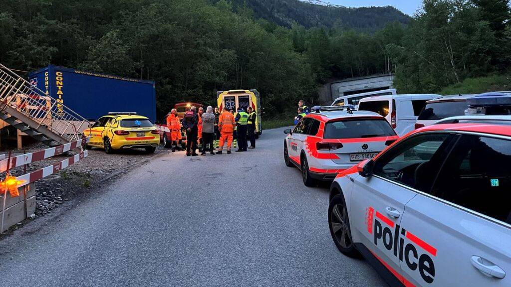 Blaulichtorganisationen rückten nach dem Vorfall zur Baustelle am Lötschberg aus.