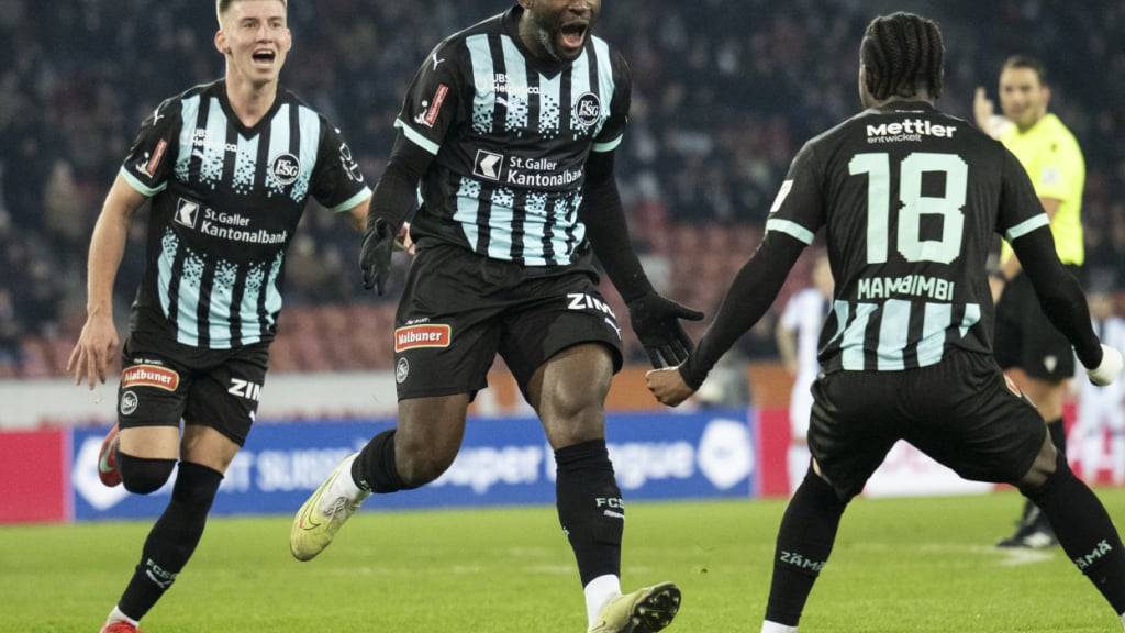 Da war die Welt für Jean-Pierre Nsame (Bildmitte) und den FCSG noch in Ordnung. Mit seinen zwei Toren in Zürich avancierte der Kameruner Mitte Februar zum Rekordtorschützen der Super League