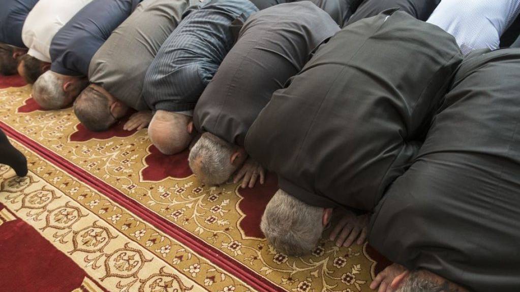 Muslime beten in der Moschee im Haus der Religionen am Europaplatz in Bern. Das Gedränge täuscht: Muslime in der Schweiz praktizieren ihre Religion gemäss einer Befragung des Bundesamts für Statistik zum Grossteil nur sporadisch. (Archivbild)