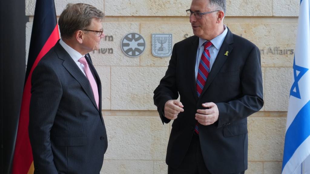 Bundesaußenminister Johann Wadephul (l, CDU) und Israels Außenminister Gideon Saar (r) begrüßen sich vor ihrem Vier-Augen-Gespräch. Foto: Soeren Stache/dpa