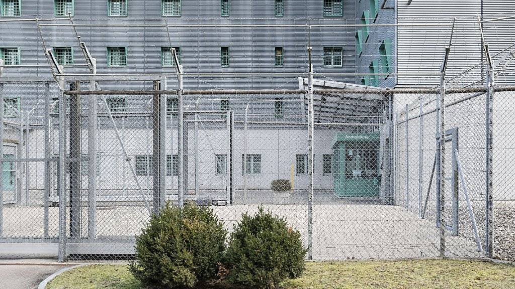 In der Schweiz werden Kinder abgewiesener Asylsuchender inhaftiert. Wie oft dies vorkommt, ist aber unklar. Die Geschäftsprüfungskommission des Nationalrates (GPK) kritisiert die Zustände. (Symbolbild)
