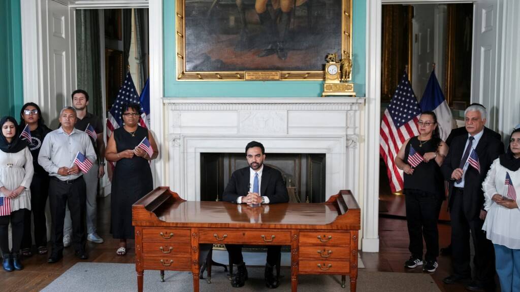 Der New Yorker Bürgermeister Zohran Mamdani hält im Rathaus von New York eine Rede anlässlich des 250. Jahrestags der Gründung der Vereinigten Staaten. Foto: Anna Connors/Pool The New York Times/AP/dpa