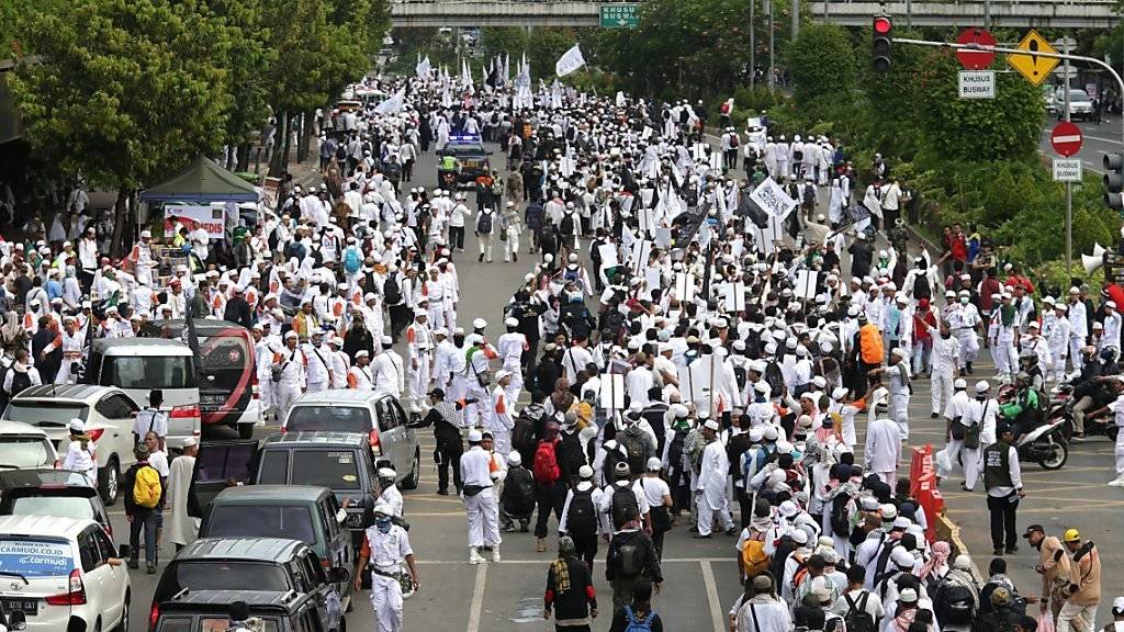Der Druck der Strasse auf Gouverneur Purnama steigt: Zum Zweiten Mal demonstrierten Tausende Menschen in Jakarta und forderten seinen Rücktritt.