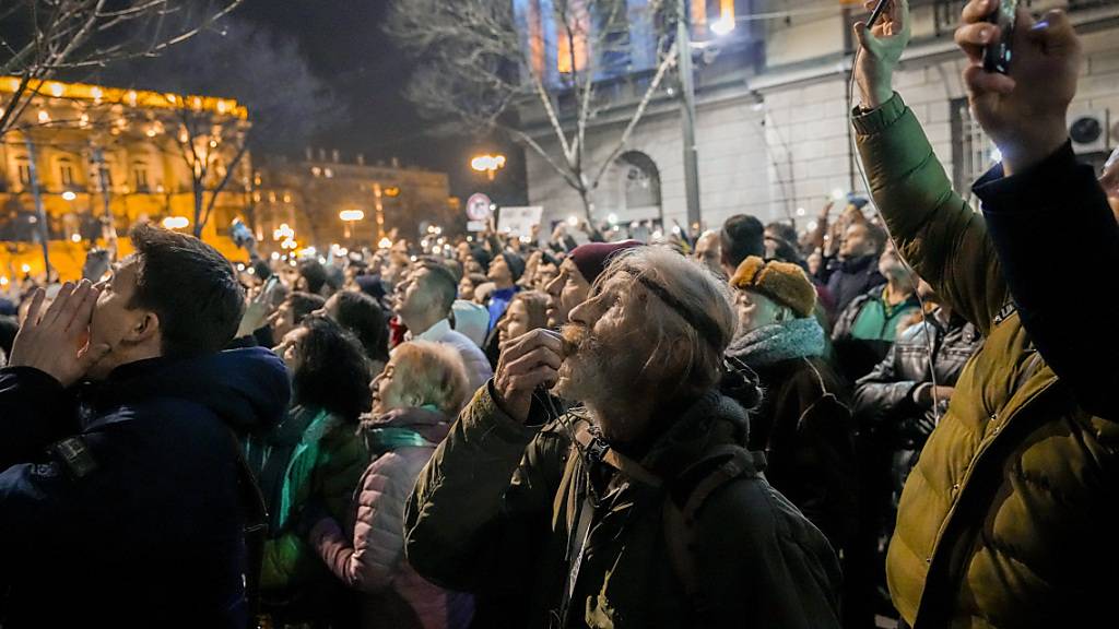 Serbische Oppositionsanhänger protestieren vor dem Gebäude der Wahlkommission. Foto: Darko Vojinovic/AP/dpa