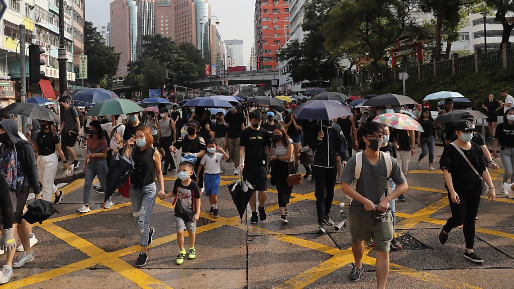 Bei neuen Protesten in Hongkong trugen viele Demonstranten trotz eines Vermummungsverbots Gesichtsmasken, um so ihre Identität zu schützen und gleichzeitig gegen das Verbot zu protestieren.