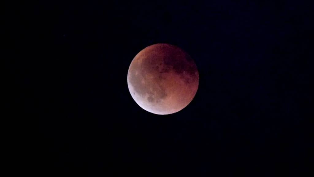 Hier verschwindet der Mond im Schatten der Erde